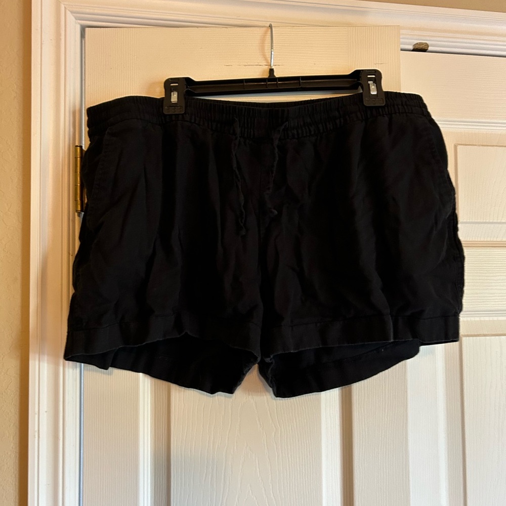Black pull on shorts. Drawstring. Old Navy. XL